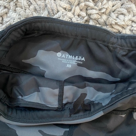 athleta, size xs leggings, most likely 7/8 !! side pockets with zippers !! - Picture 4 of 4